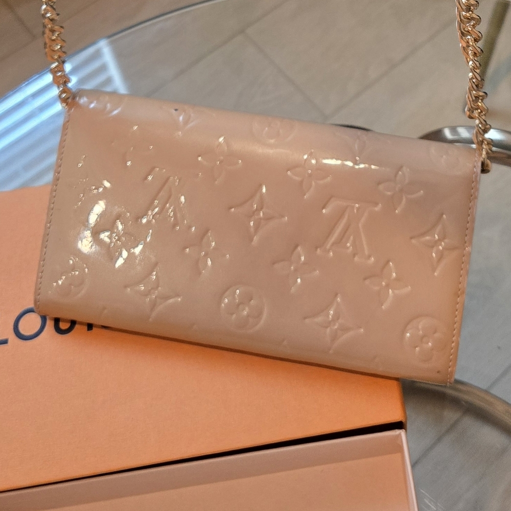 LouisVuitton Sarah patent leather wallet With COA& complimentary Crossbody Chain - Picture 10 of 17